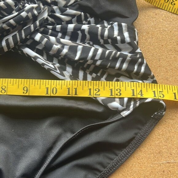 Miraclesuit Black & White One-piece Swimsuit w/ Abstract Pattern Womens Size 8 - Picture 11 of 12